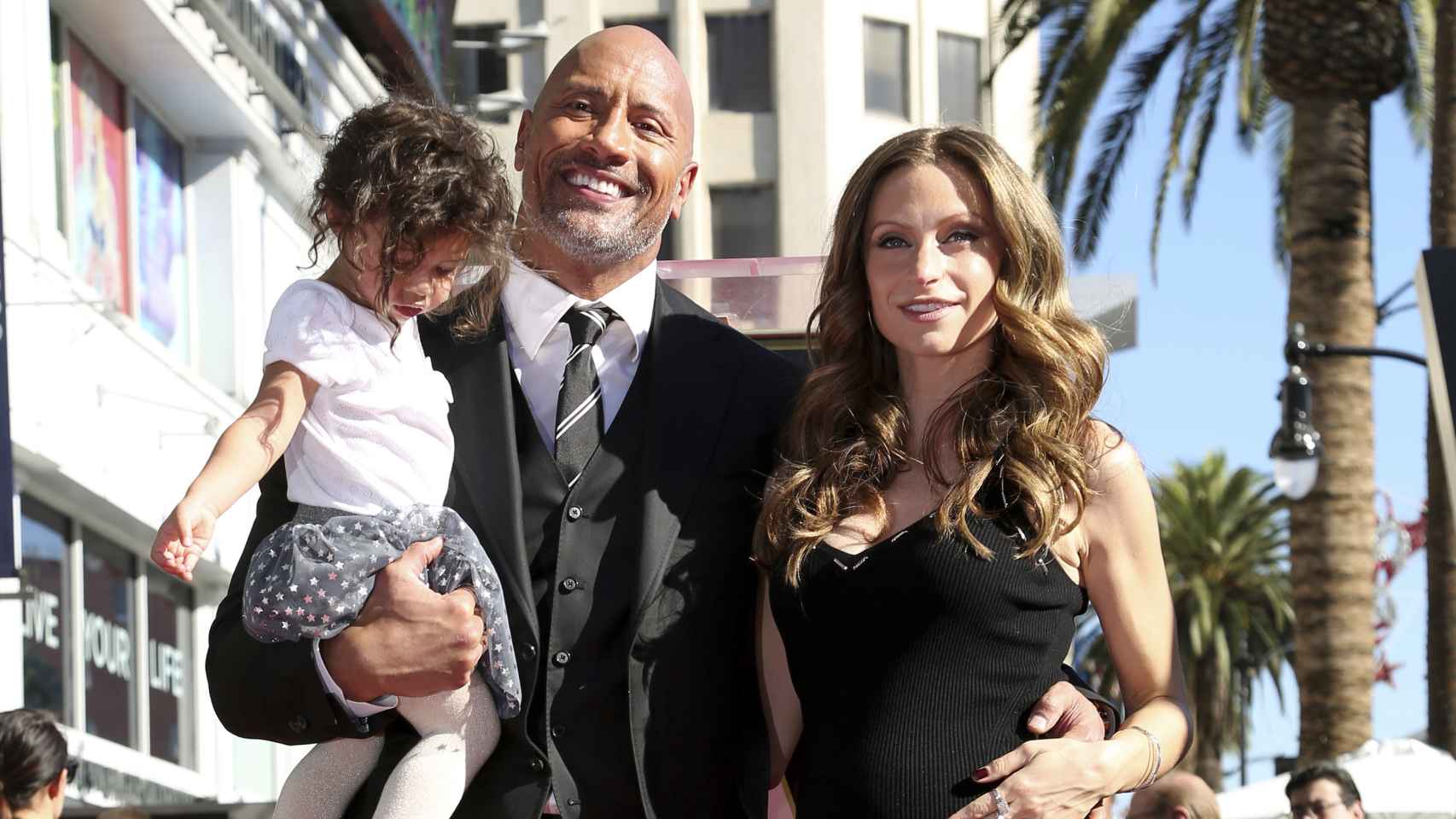 Dwayne Douglas junto a su esposa,  Lauren Hashian, y su hija Jasmine en el paseo de la fama de Los Ángeles.
