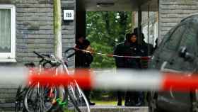 Agentes de la policía alemana, en el portal del edificio donde han ocurrido los hechos en  Solingen.