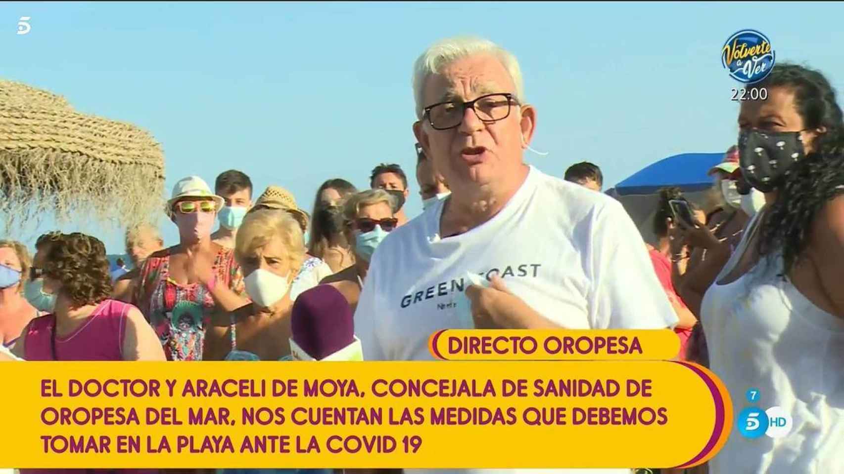 Jesús Sánchez Martos durante una conexión en directo con 'Sálvame' desde una playa.