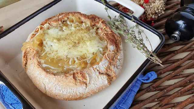 Sopa de cebolla en pan, receta fácil con una presentación sorprendente