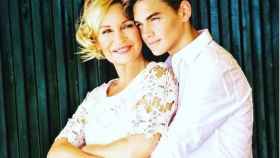 Marlene Mourreau junto a su hijo Gabriel en una imagen de sus redes sociales.