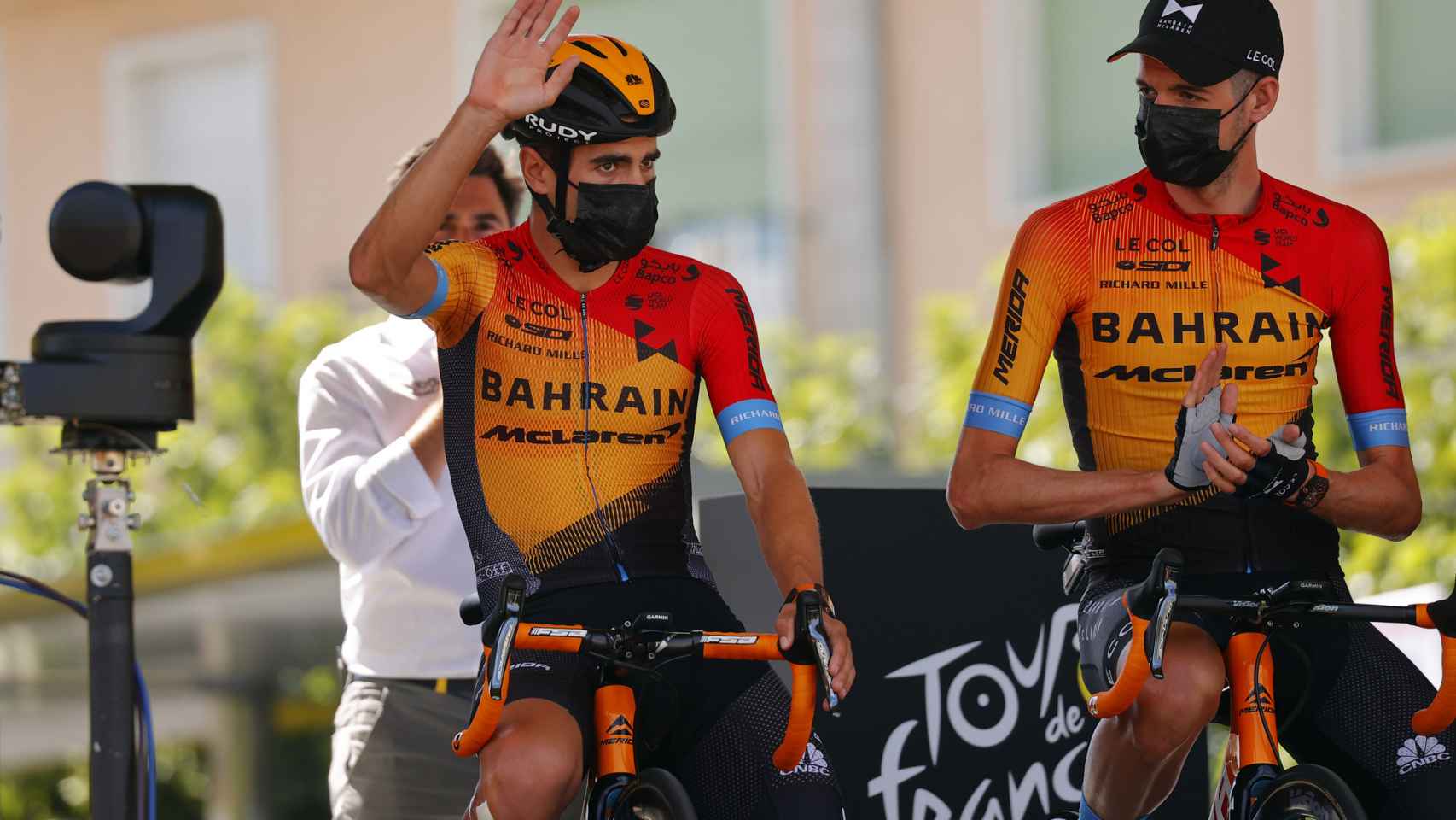 Mikel Landa saluda al público del Tour de Francia
