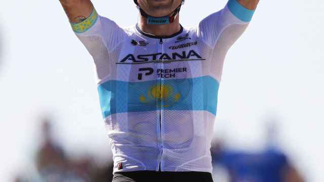 Lutsenko celebra su victoria en la sexta etapa del Tour 2020