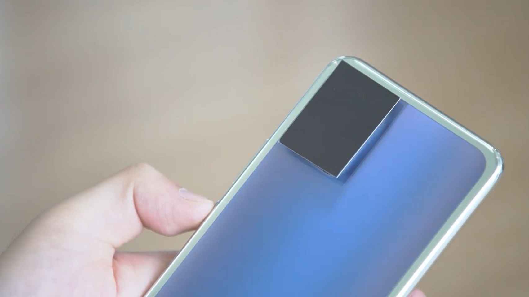 El impresionante móvil con cristal que cambia de color