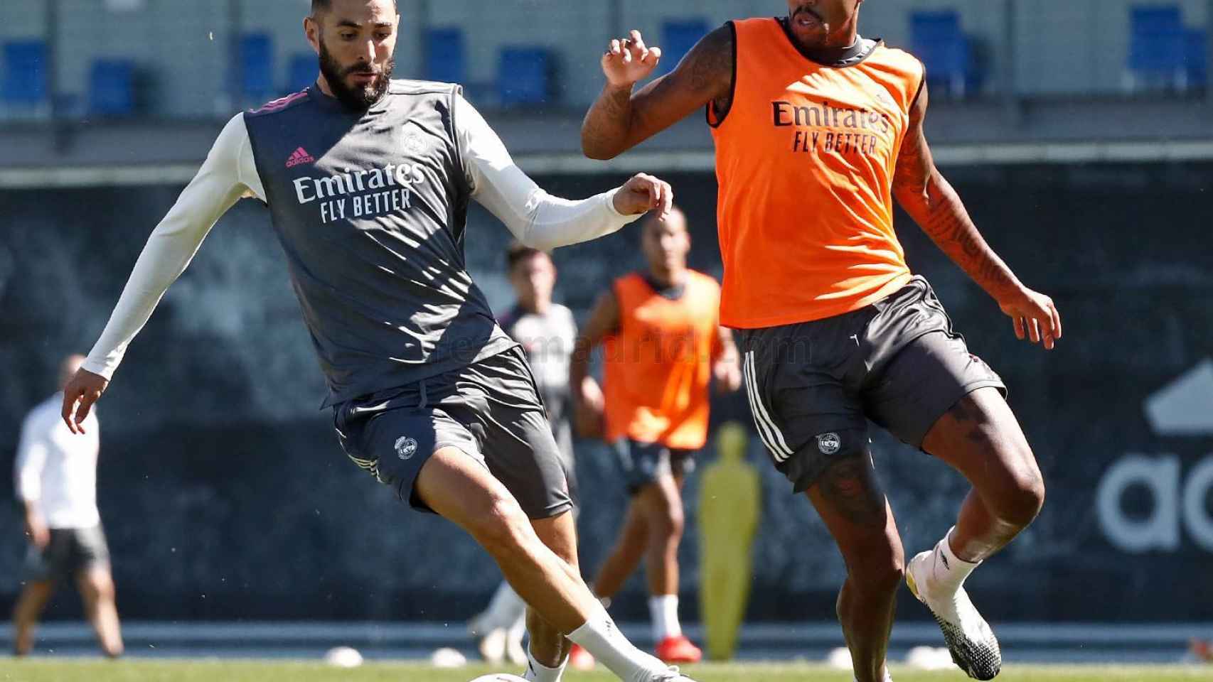 Benzema protege el balón frente a Militao