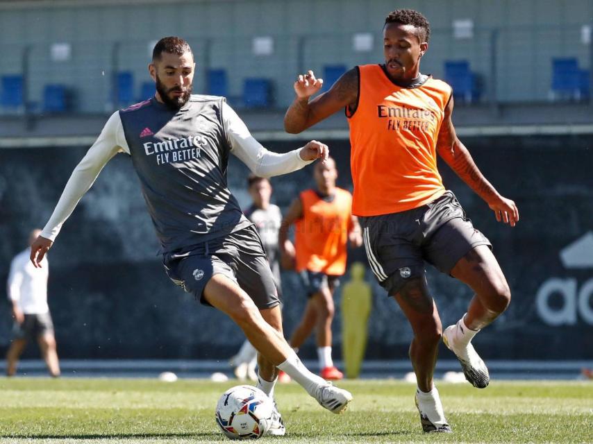Benzema protege el balón frente a Militao