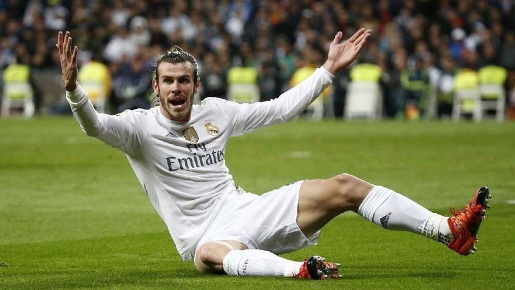 Bale protesta en el suelo durante un partido del Real Madrid