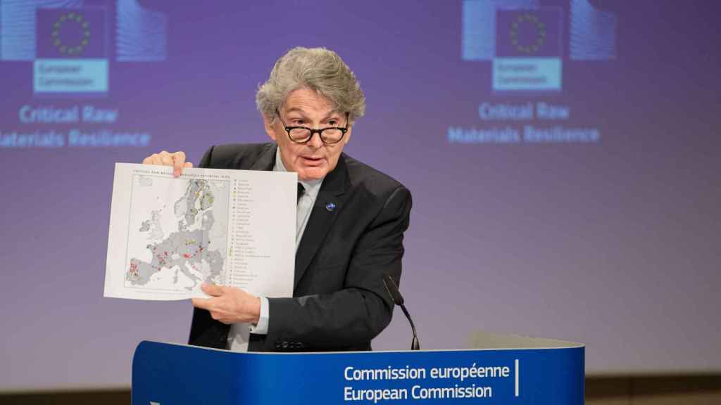 El comisario de Industria, Thierry Breton, exhibe el mapa de materiales críticos en la UE