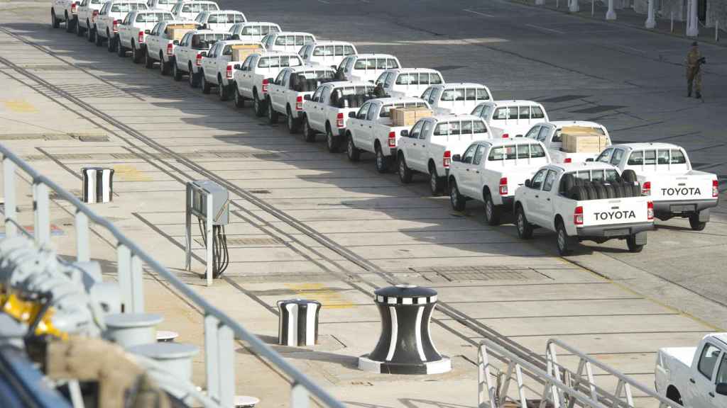 Grupo de camionetas de la marca Toyota en el puerto de Gibraltar.