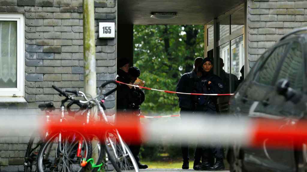 Agentes de la policía alemana, en el portal del edificio donde han ocurrido los hechos en Solingen.