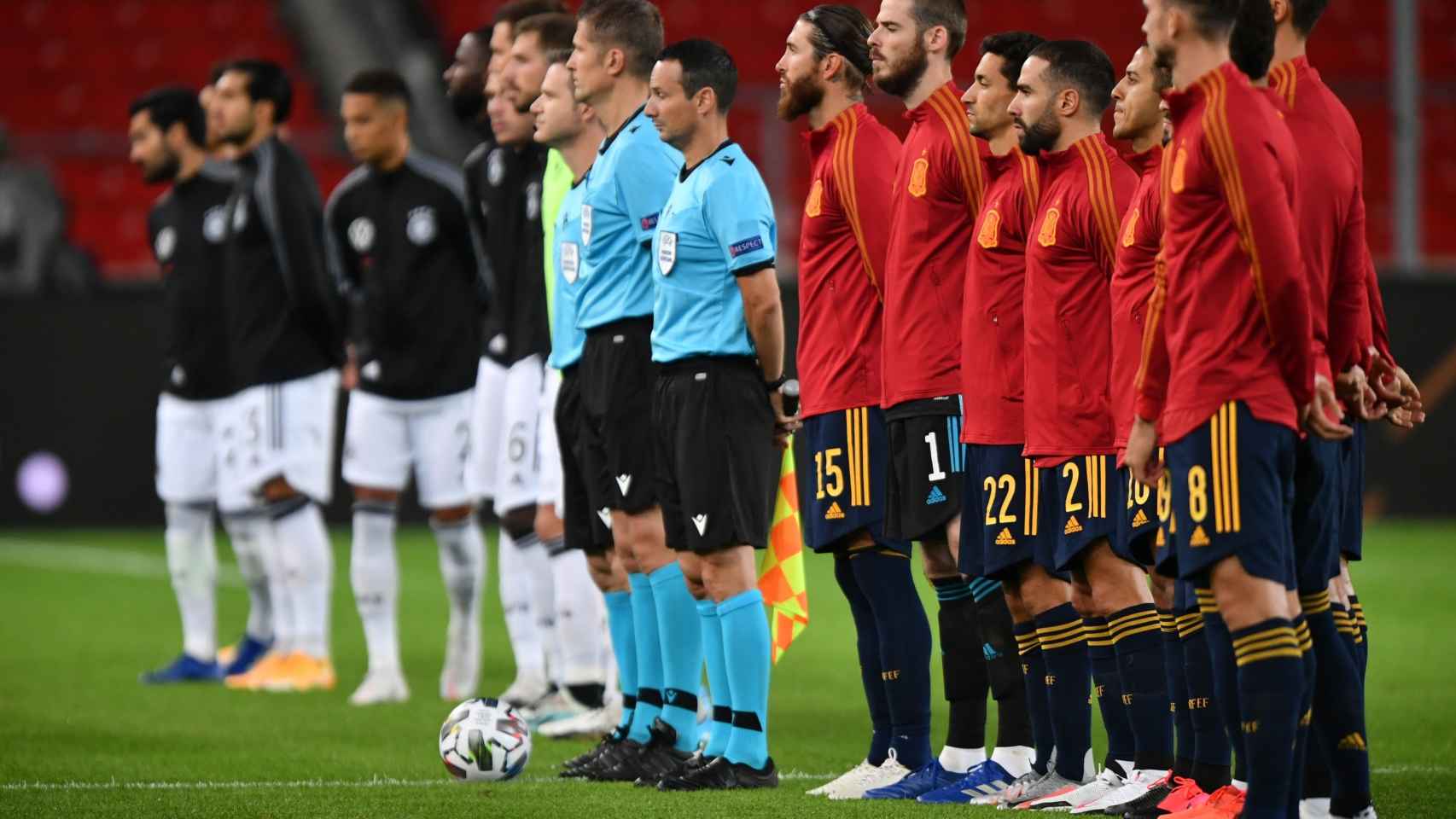 Los jugadores de España y Alemania formando sobre el césped en el partido de la Nations League