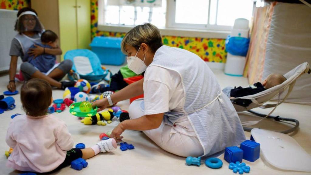 Las profesoras, con mascarilla y pantalla de plástico, de una Escuela Infantil de Madrid.