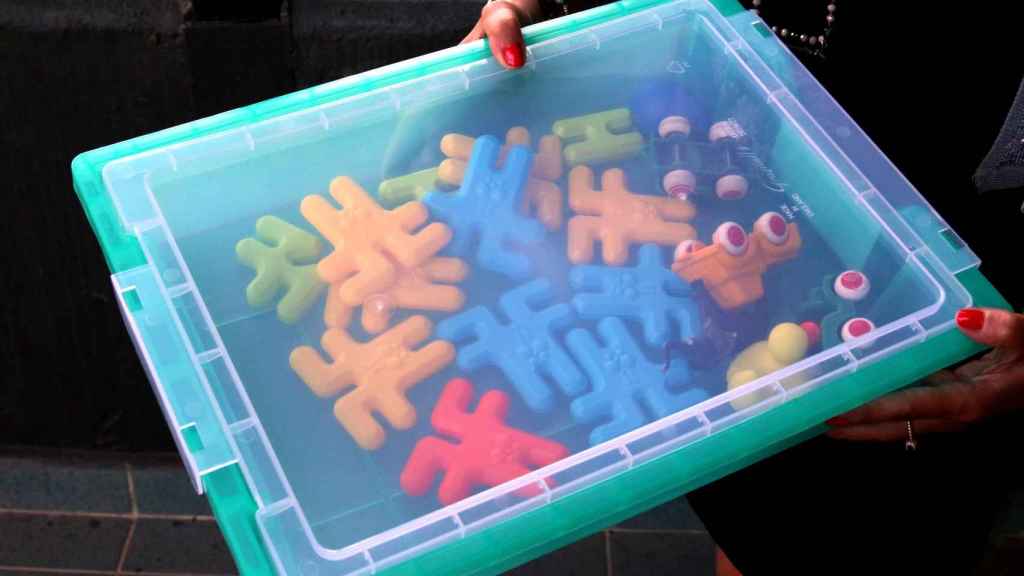 El SEK ha comprado una caja antibacteriana para cada niño.