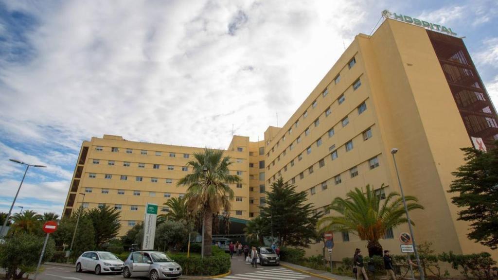 El Hospital Universitario de Torecárdenas en Almería donde trabajan agresor y víctima.