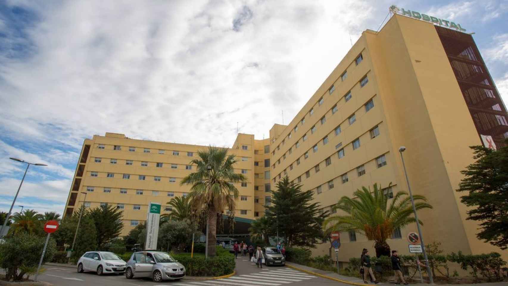 El Hospital Universitario de Torecárdenas en Almería donde trabajan agresor y víctima.