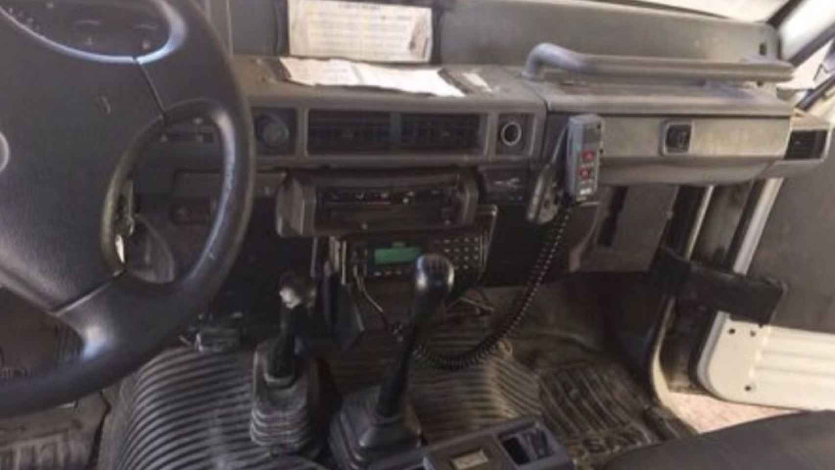 Interior de uno de los vehículos de los agentes. Sin GPS.