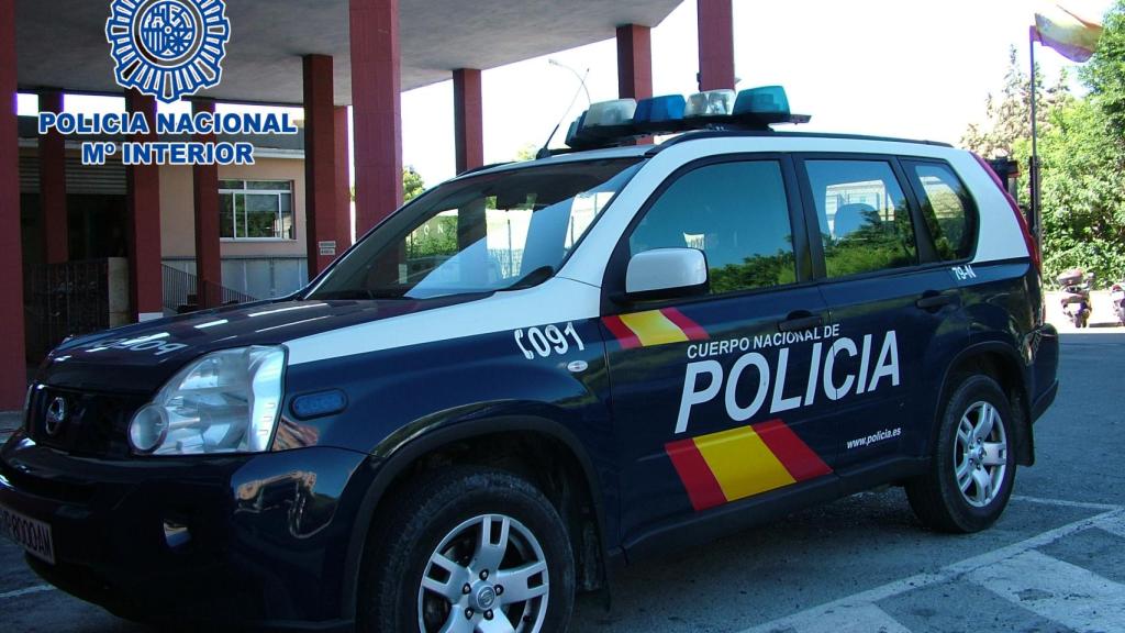 Coche patrulla de la Policía Nacional en el que los agentes trasladaron a la Comisaría de Almería al detenido.