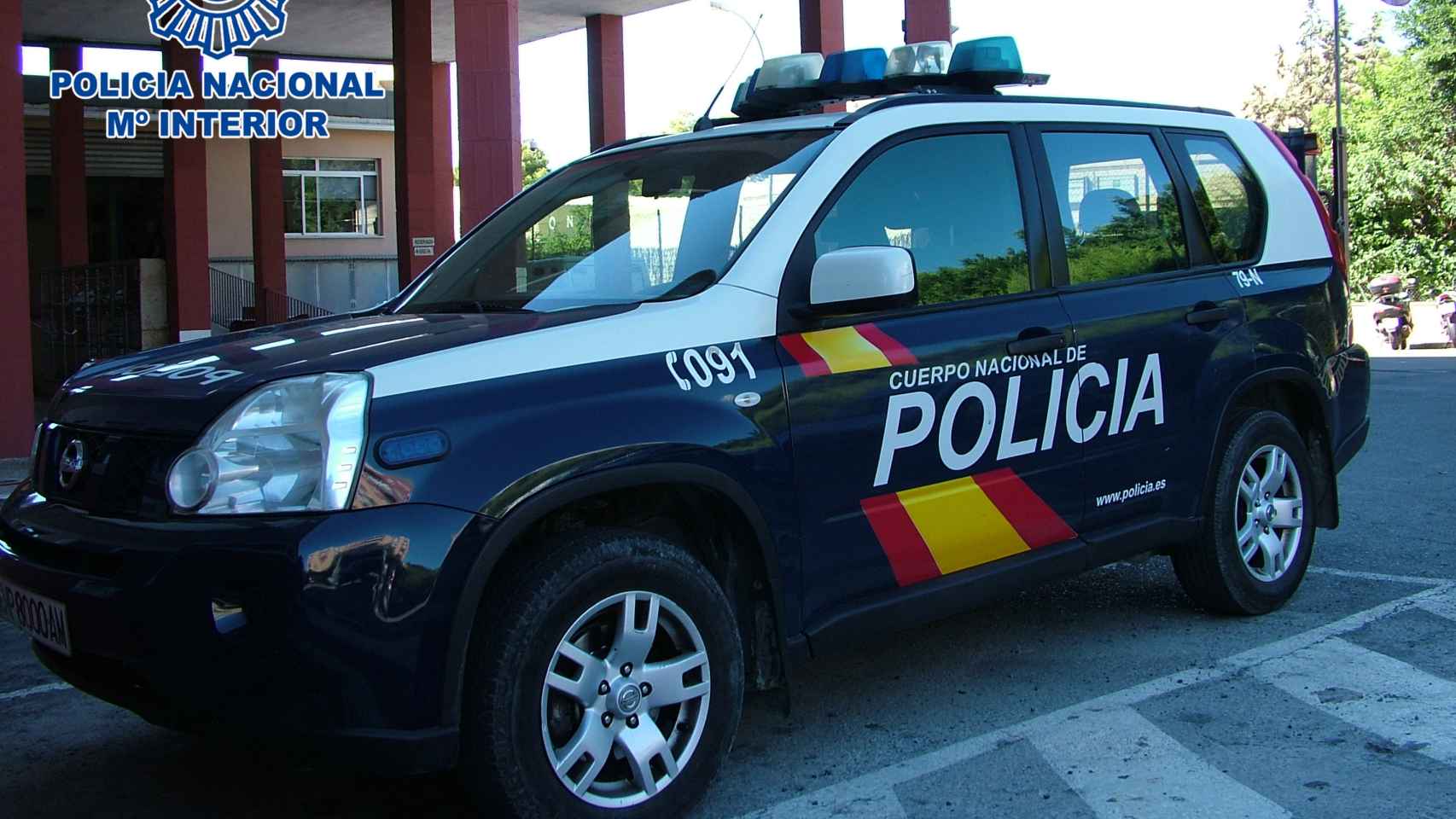 Coche patrulla de la Policía Nacional en el que los agentes trasladaron a la Comisaría de Almería al detenido.