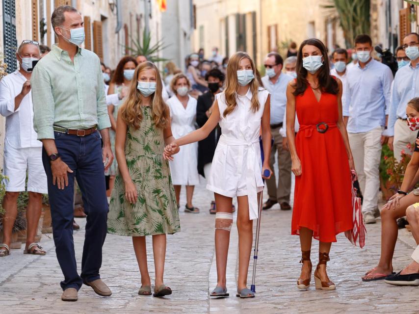 Felipe y Letizia, junto a sus hijas Leonor y Sofía, durante sus vacaciones, donde han apartado a la reina Sofía.