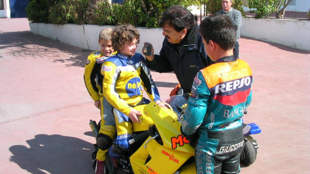 Ana Carrasco, con siete años, subida a una minimoto.