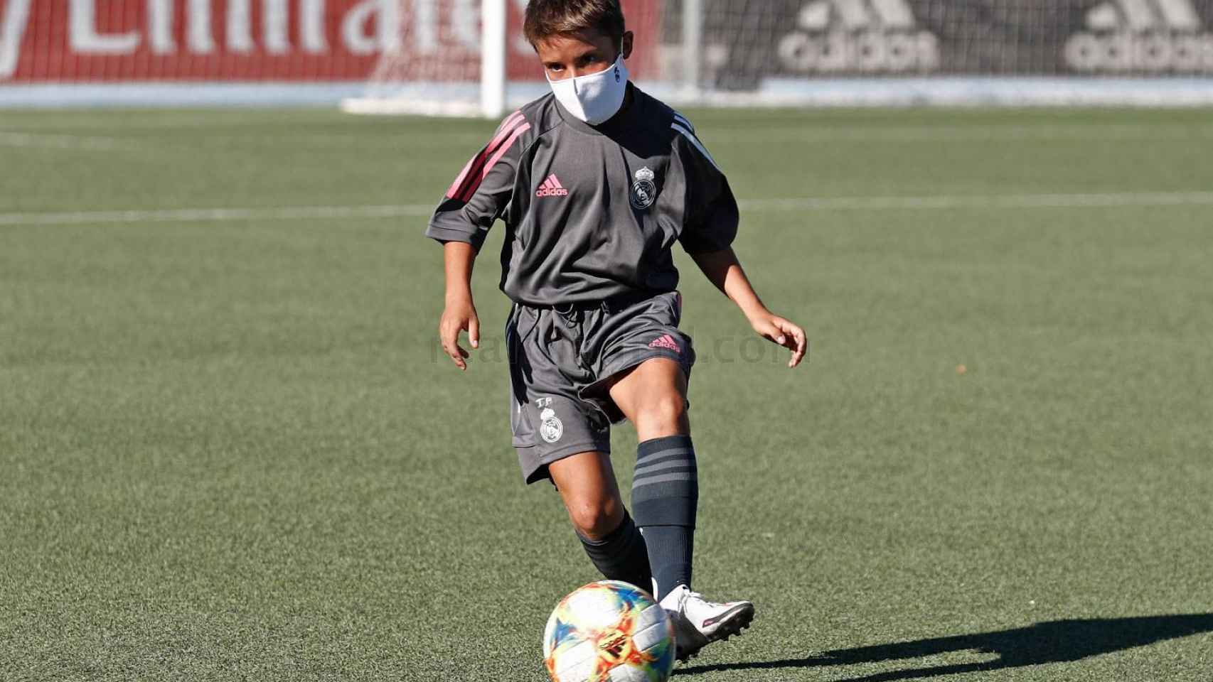 Un jugador Infantil del Real Madrid, durante un entrenamiento