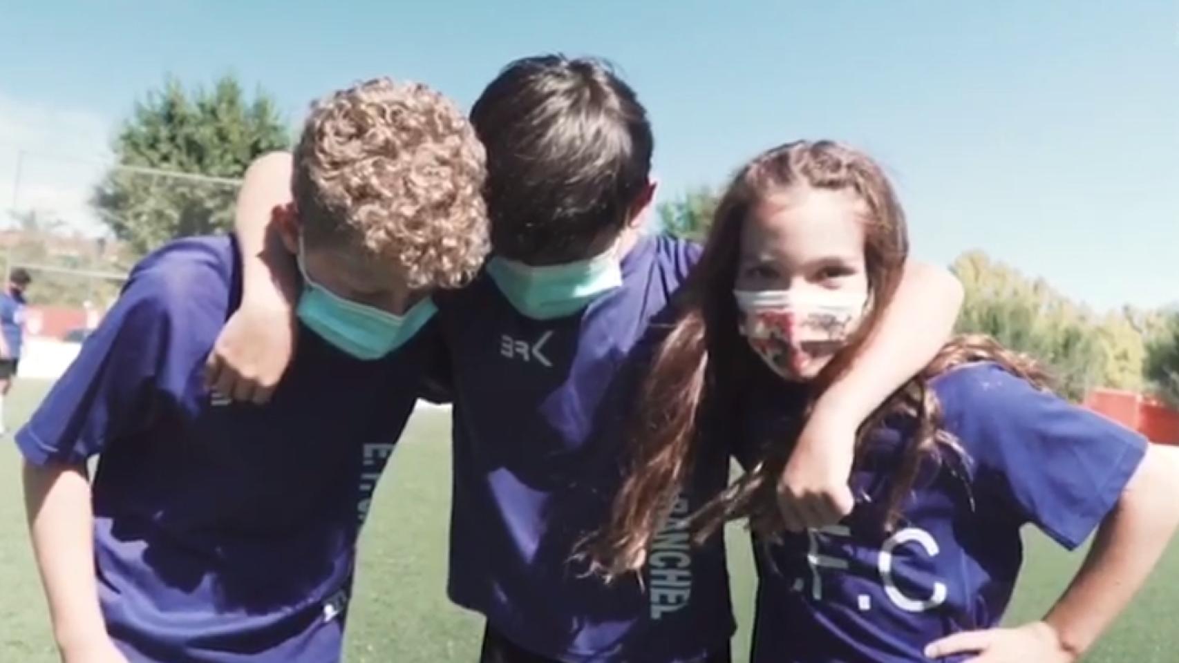 Niños jugando al fútbol con mascarilla?” Los pediatras lo desaconsejan