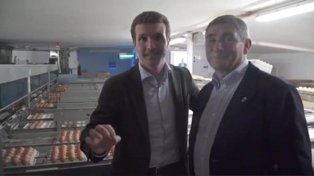 Pablo Casado y Alberto Blanco en un acto previo a las elecciones de abril de 2019.