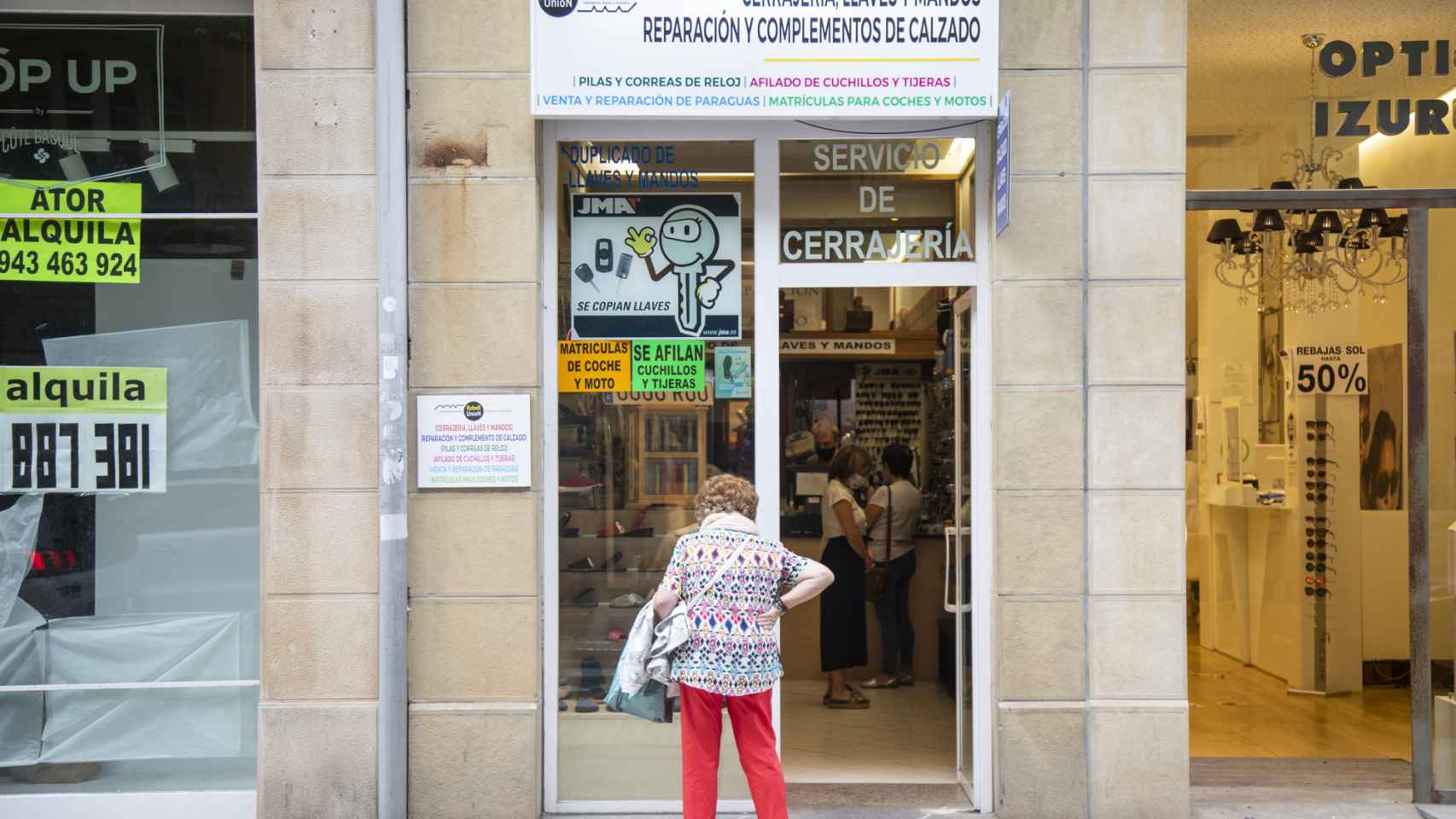 Una mujer en un negocio local de Donostia.