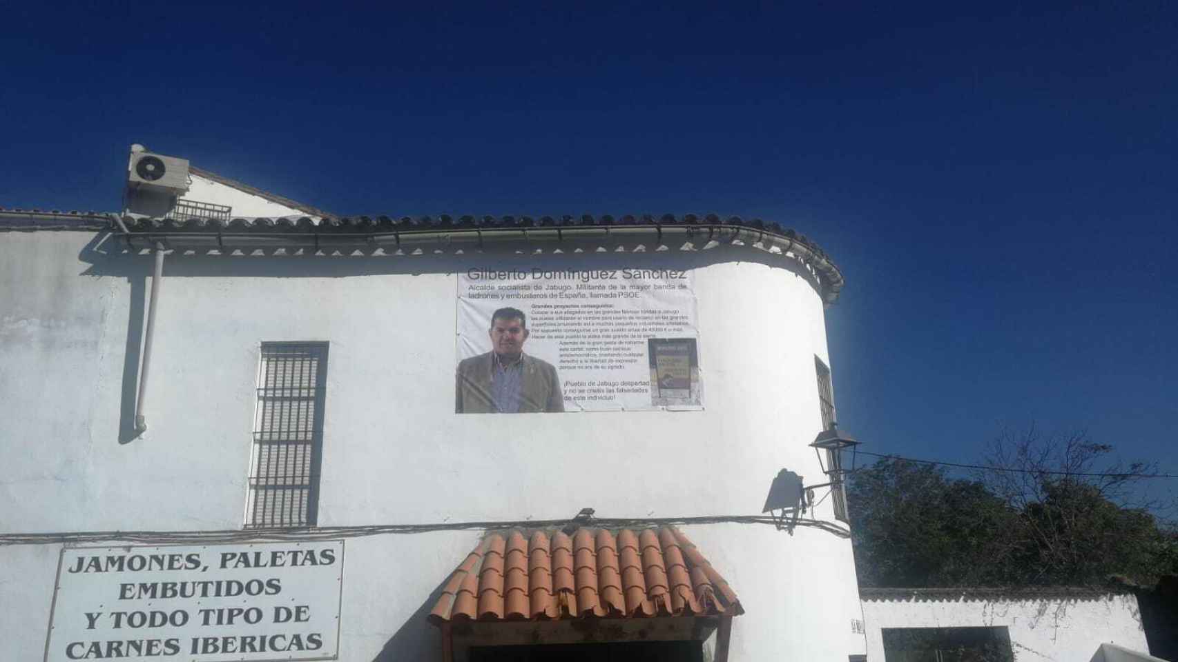 Pancarta del alcalde de Jabugo colocada por un empresario de la localidad.