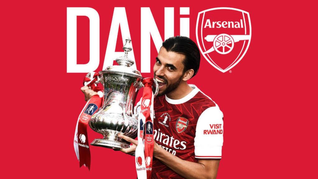 Ceballos posa con el título del Arsenal