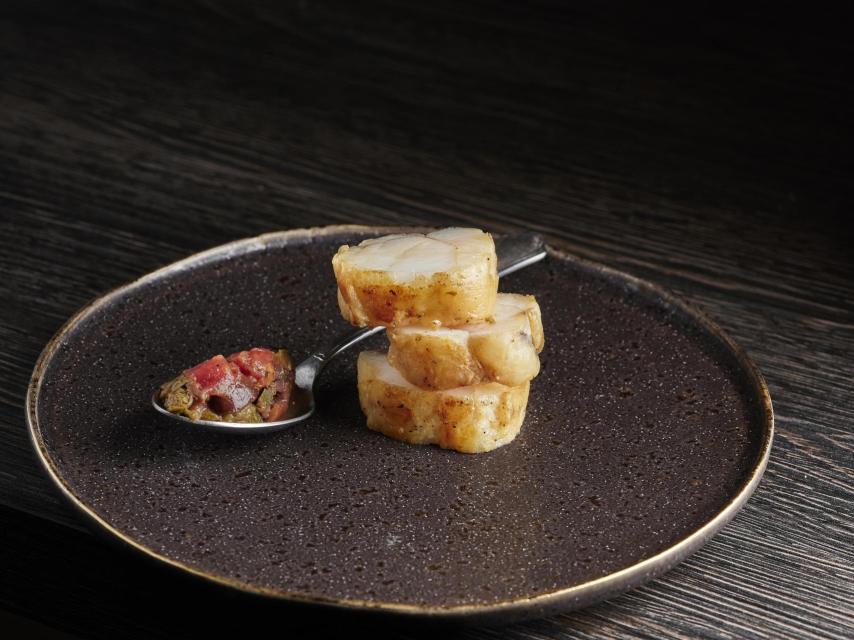 Lomo de rape envuelto en lardo con puttanesca