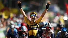 Van Aert celebra la victoria en la séptima etapa del Tour
