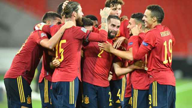 Piña de la Selección Española para celebrar el empate ante Alemania
