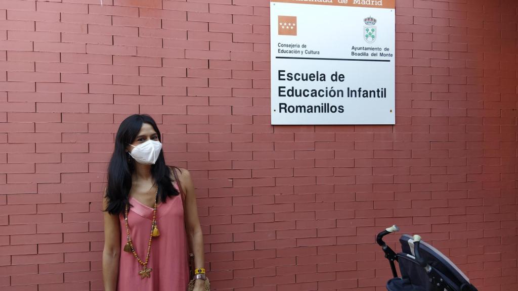 Silvia, una madre que lleva a su hijo a la Escuela Pública de Educación Infantil Romanillos.