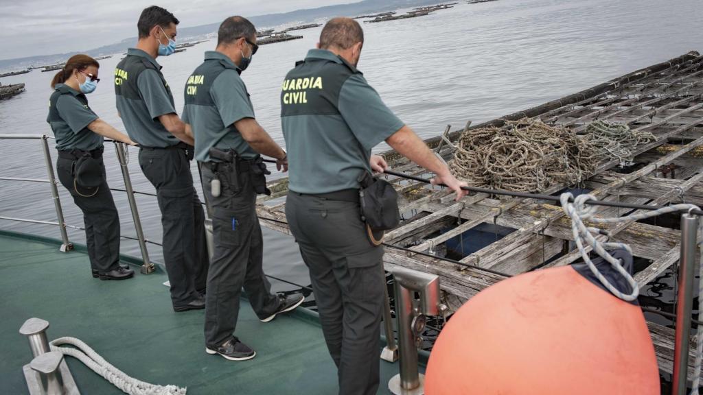 El servicio marítimo de la Guardia Civil vigila constantemente las rías pontevedresas con sus potentes embarcaciones.