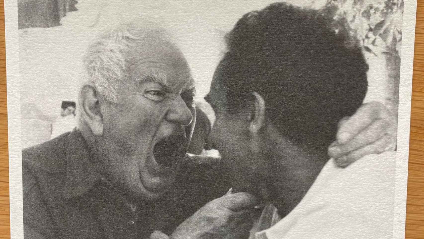 Calder bromea con Chillida, foto postal a la venta en el museo Autor Hans Hartung 1968.