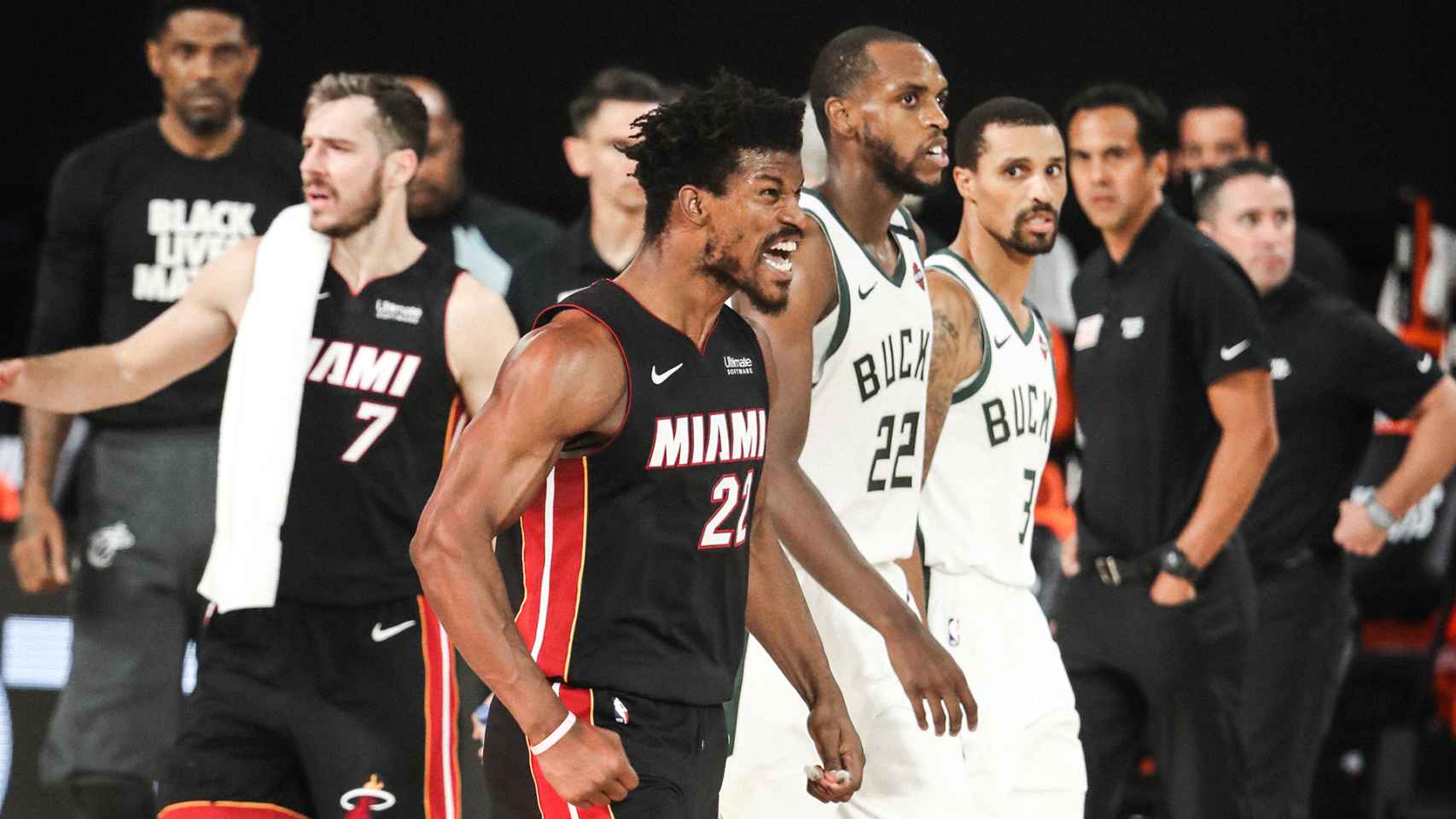 Butler celebra una acción de los Miami Heat