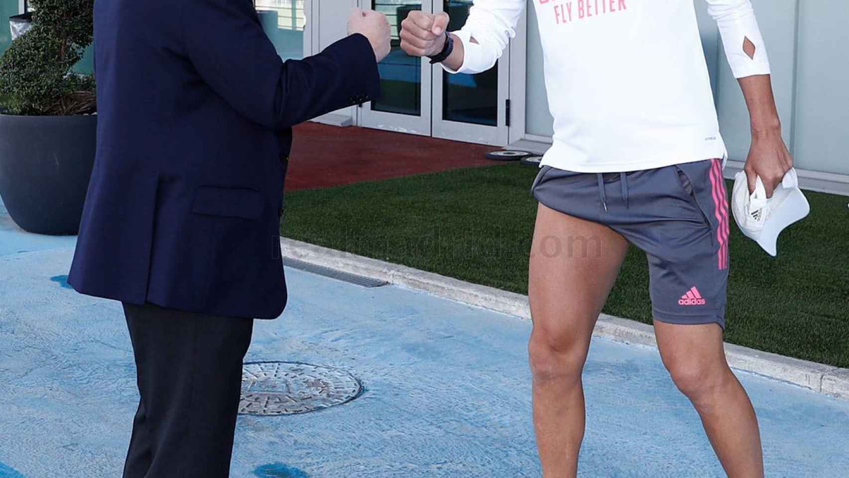 Florentino Pérez se saluda con Zidane