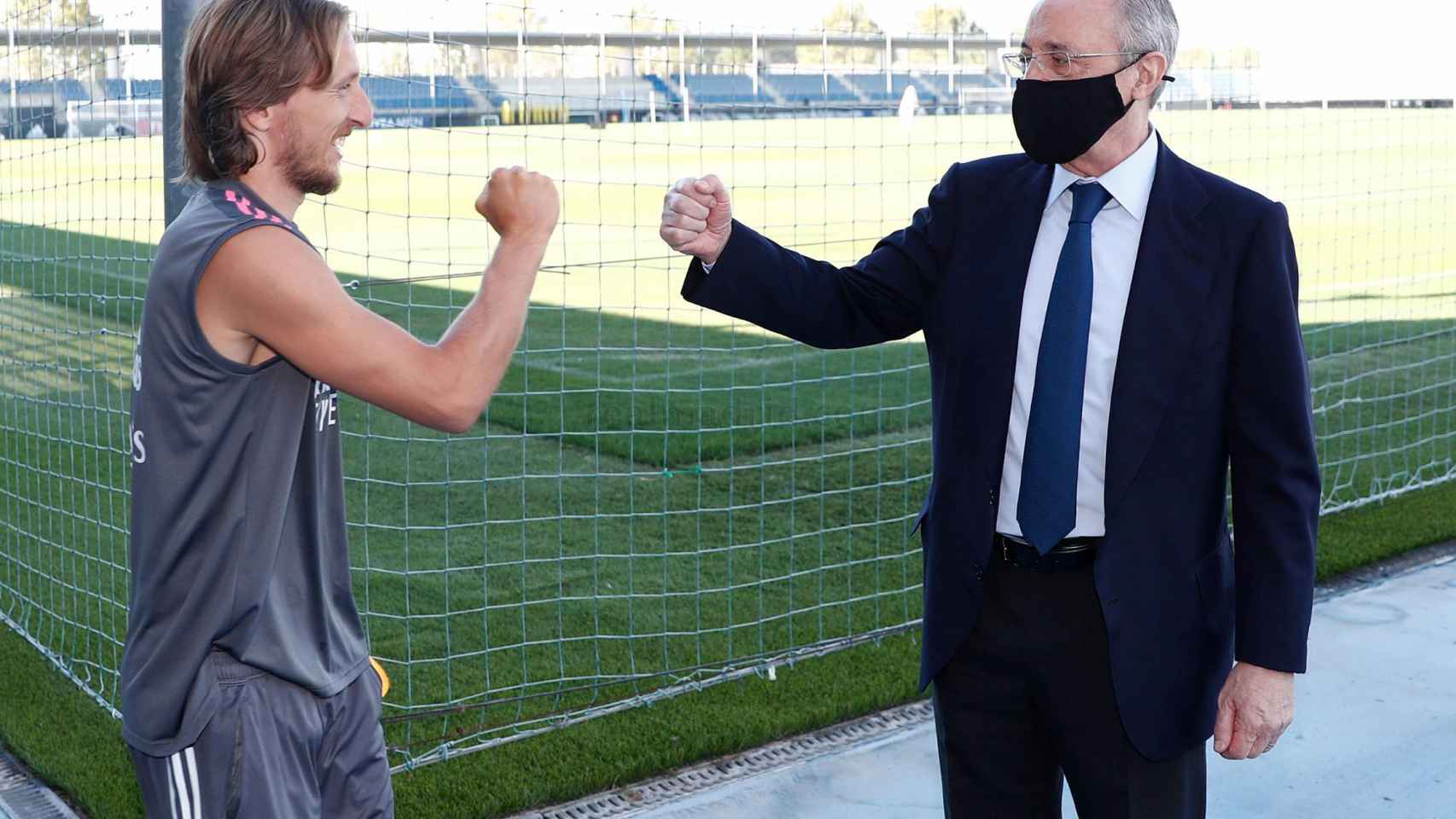 Modric se saluda con Florentino Pérez