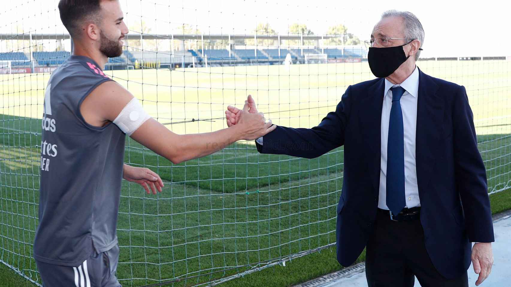 Florentino Pérez le choca la mano a Borja Mayoral