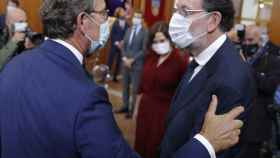Alberto Núñez Feijóo con Mariano Rajoy en la sesión de investidura este sábado.