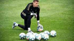 Andriy Lunin, durante un entrenamiento con el Real Madrid
