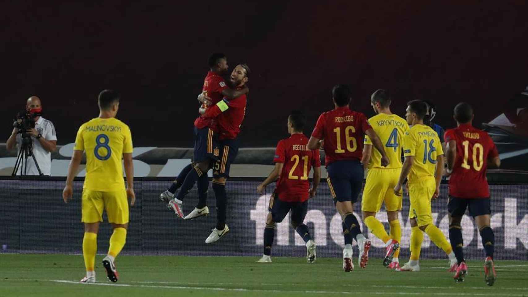 Ramos y Ansu Fati celebran el primer tanto de España.