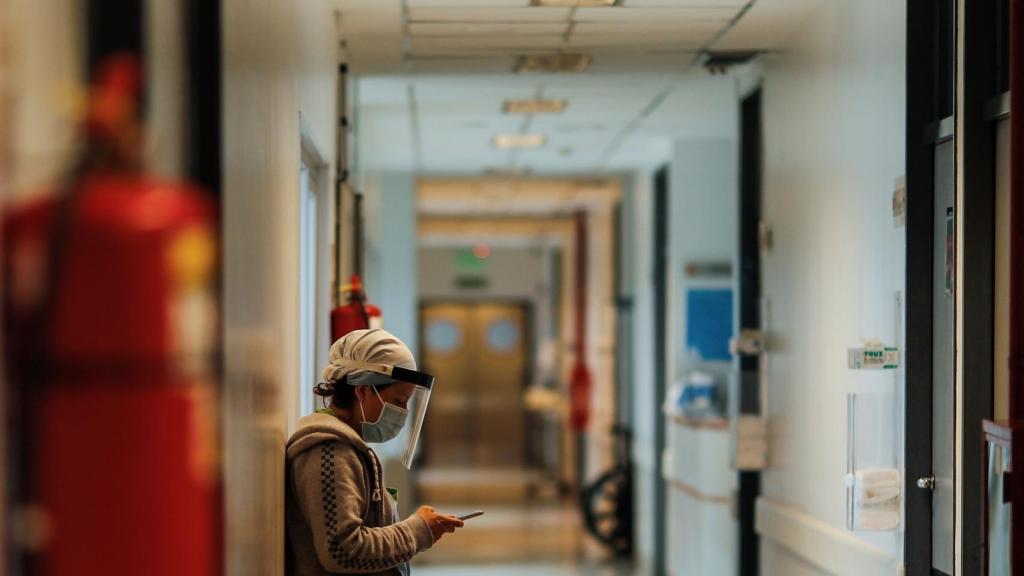 Una mujer, en el pasillo de un hospital.