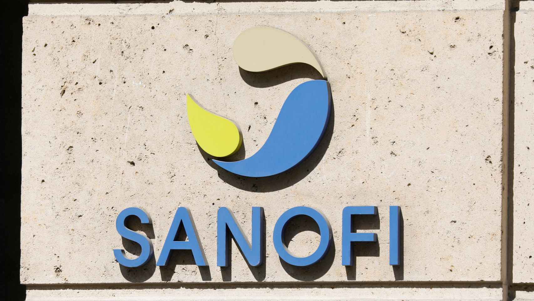 El logo de Sanofi en su cuartel general en París
