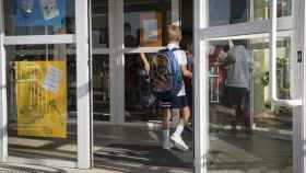 Un niño vuelve a clase en Ceuta.