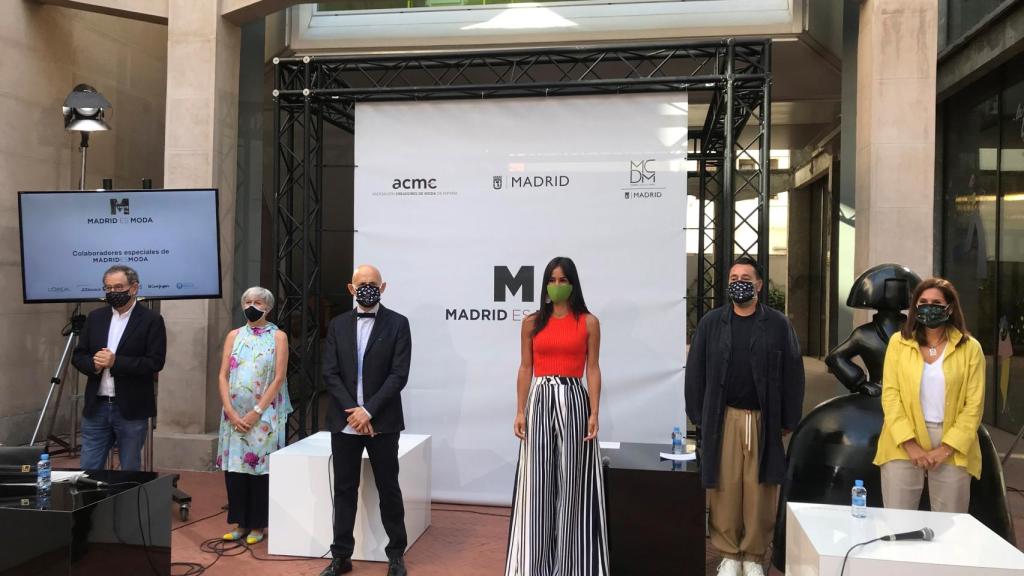 La vicealcaldesa de Madrid, Begoña Villacís, junto al presidente de ACME, Modesto Lomba, entre otros, presenta una nueva edición de Madrid es Moda junto a la Asociación Creadores de Moda de España.