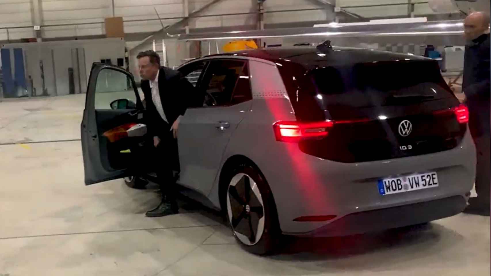 Elon Musk sale del Volkswagen ID.3 tras una prueba de conducción junto a Diess.
