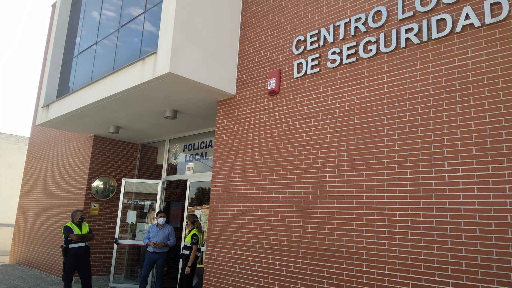 El concejal de Seguridad Ciudadana, Francisco José Caravaca, este lunes, en las dependencias policiales charlando con dos de los tres agentes que componían el turno.