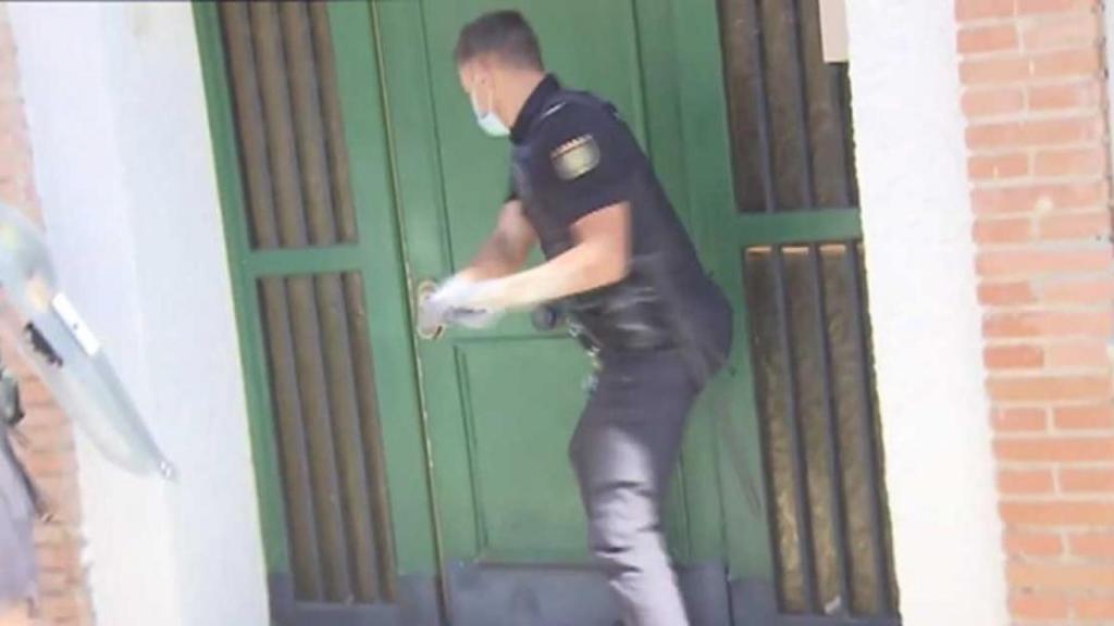 Unos agentes desalojan una vivienda 'okupada'.